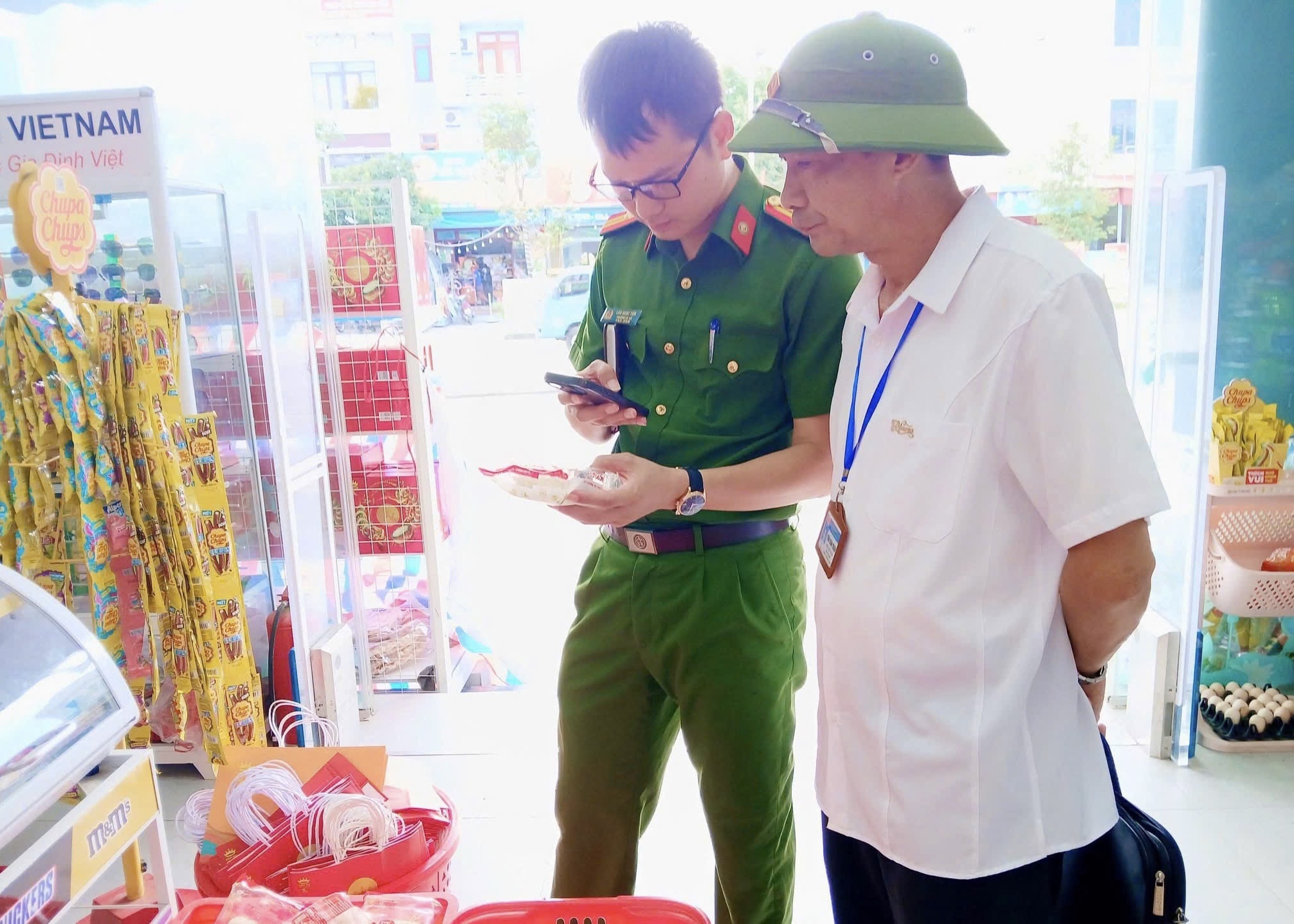 Công an xã Hồng Châu tăng cường kiểm tra, phòng ngừa vi phạm an toàn thực phẩm